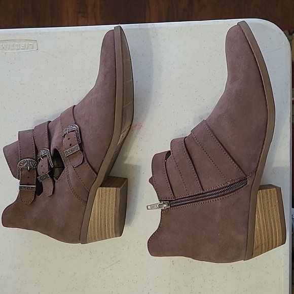 True Craft Stylish Brown Ankle Boots with Buckles size 10 - Picture 4 of 12